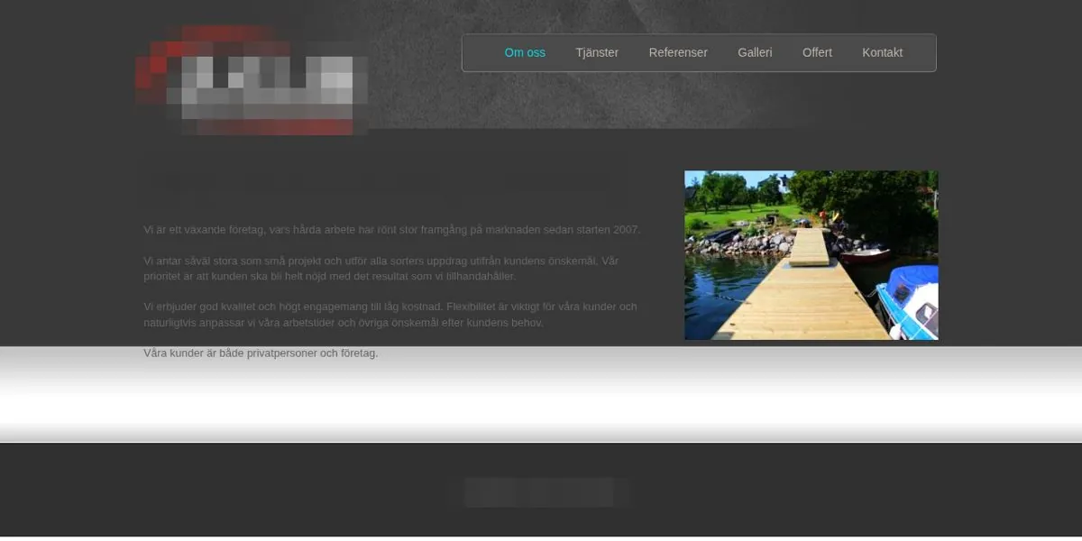 Före: mörk, föråldrad hemsida för en byggfirma med svårläst grå text